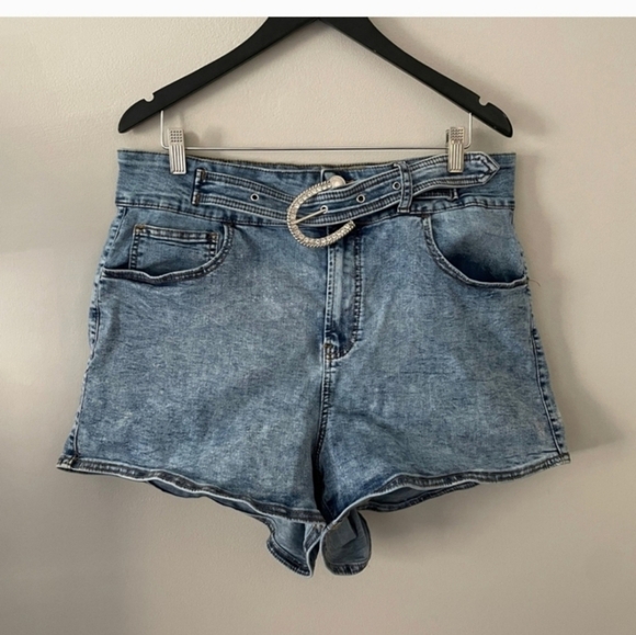 Fashion to figure belted denim shorts size 18 - Picture 2 of 4